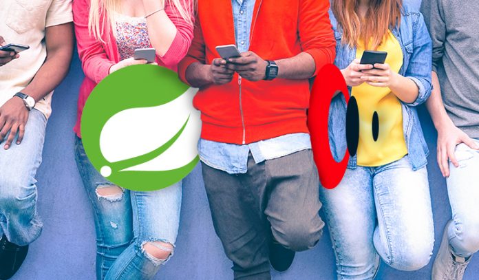 spring and sd People on mobile phones with Spring and Streamdata.io logos